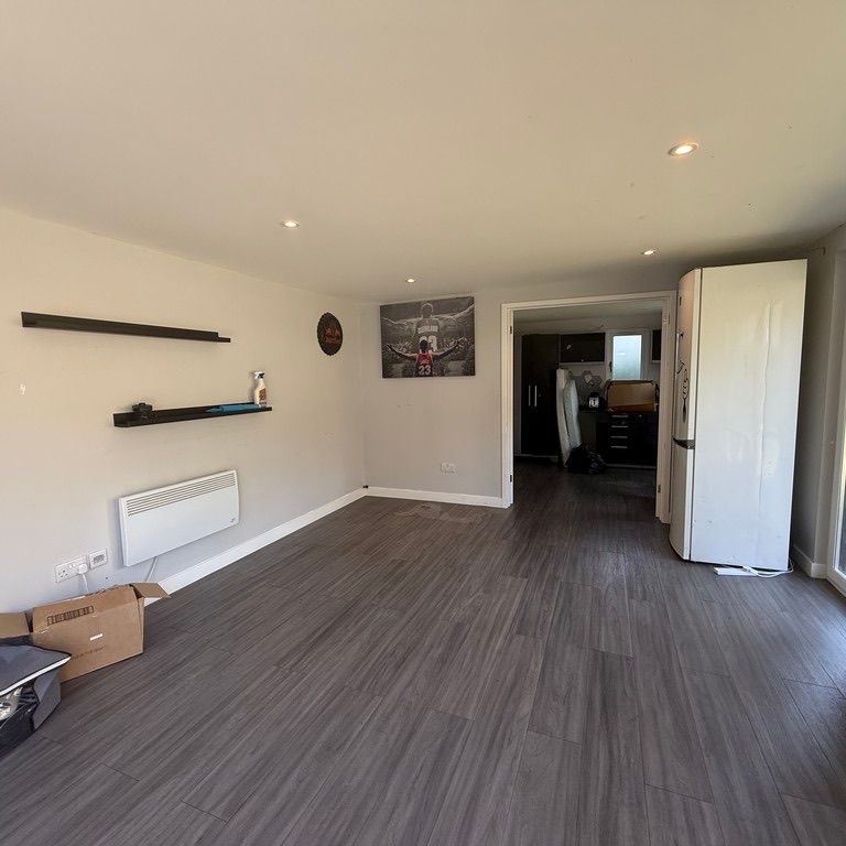 Station Road , Wraysbury - Photo 1