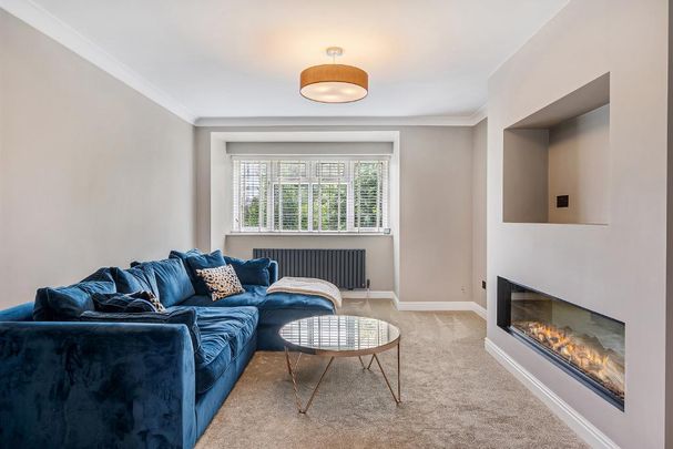 3 bedroom mews to rent - Photo 1