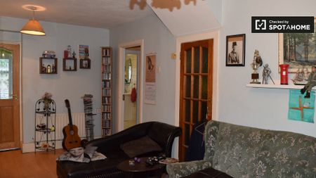 Bright room to rent in 2-bedroom flat in Crumlin, Dublin - Photo 4
