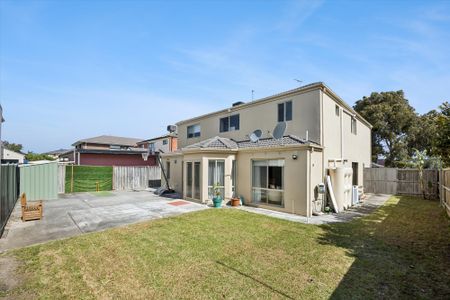 22 Waterlily Way, Keysborough VIC 3173 - House For Rent | Domain - Photo 3