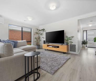 MODERN FAMILY LIVING - Photo 2