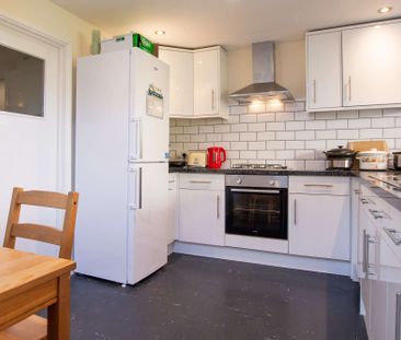 Contemporary five bedroom house in prime location - Photo 1