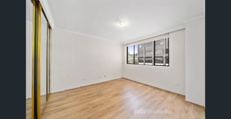 Renovated 2 Bedroom Apartment with Bridge Views & Lock Up Garage - Photo 2