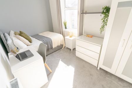 Stansted #70 - Photo 4