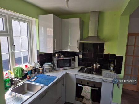 1 bedroom in a house share to rent - Photo 2