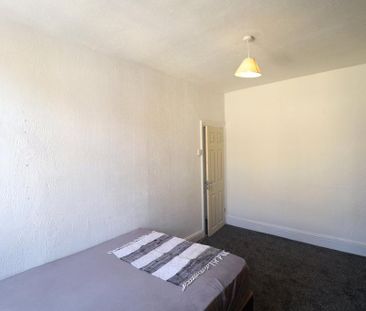 4 bedroom end of terrace house to rent - Photo 5