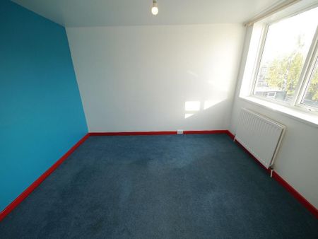 4 bedroom semi-detached house to rent - Photo 5