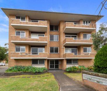 Charming 2-Bedroom Apartment with Lock-Up Garage in Prime Cronulla Location - Photo 4