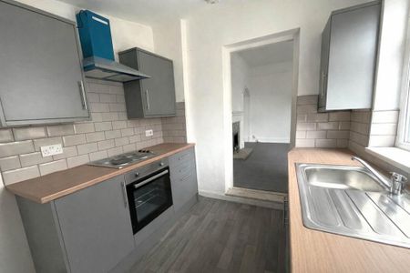 3 bedroom flat to rent - Photo 4