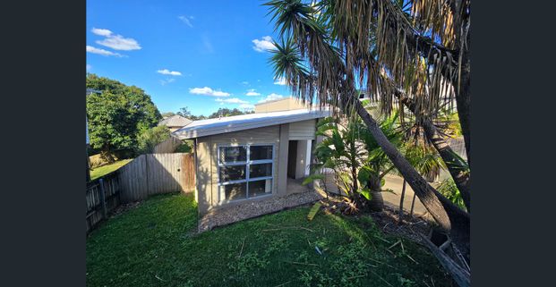 Spacious 4-Bedroom Duplex with Double Garage in a Convenient Arana Hills Location - Photo 1