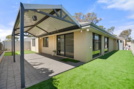 Spacious family home opposite parklands. - Photo 4