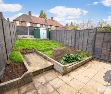 Malling Gardens, Morden, SM4 - Photo 3