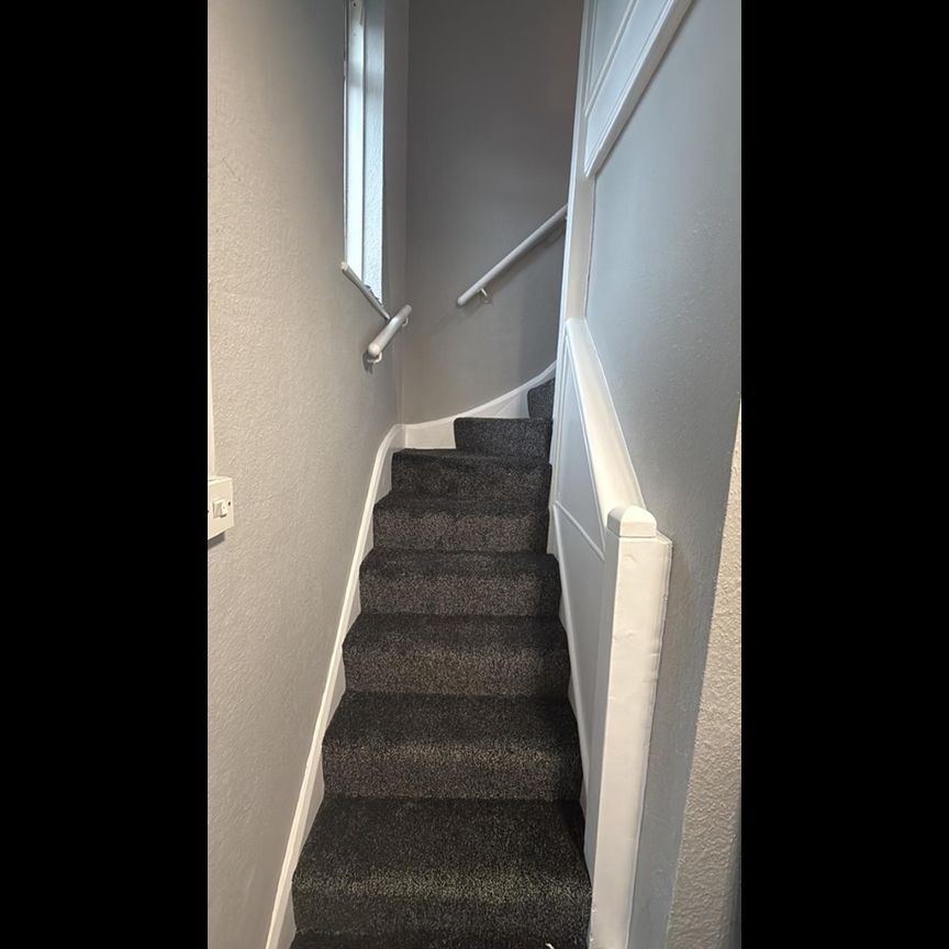 1 Bed Flat, Miller Road, CR0 - Photo 1