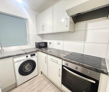 3 bedroom flat to rent - Photo 4