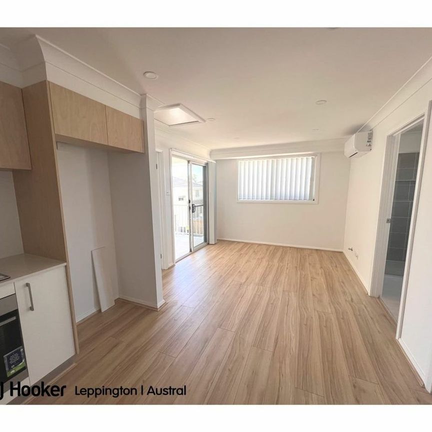 FONZI FLAT WITH SINGLE GARAGE | MOVE RIGHT IN - Photo 1