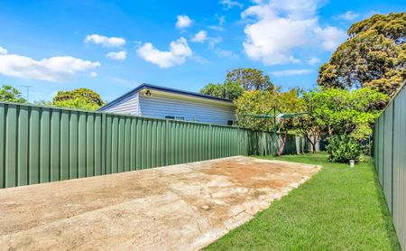 THREE BEDROOM HOME - ONE WEEKS FREE RENT IF LEASED PRIOR TO XMAS BREAK!!! - Photo 5