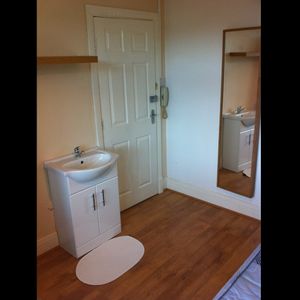 Room in a Shared House, Carlton, NG4 - Photo 2