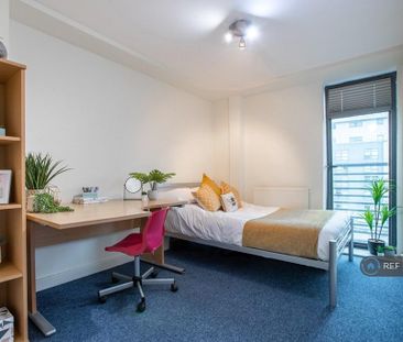 4 bedroom flat to rent - Photo 3