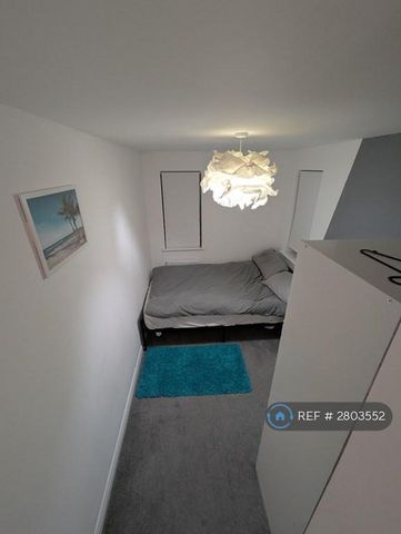 1 bedroom in a house share to rent - Photo 3