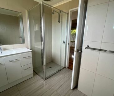 1 Saxonwood Drive, Narre Warren VIC - Photo 5