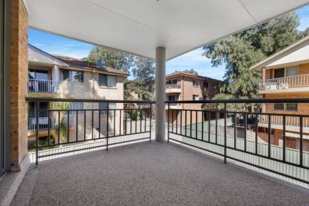 Central Location – Walk to Train station - Photo 2