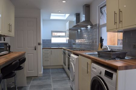 Spacious En-suite Room- Couples Welcome - Photo 4