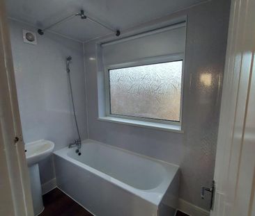 4 bedroom semi-detached house to rent - Photo 6