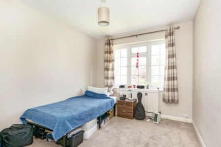 Oakfields, Guildford - 3 bedrooms Property for lettings - Seymours - Photo 2