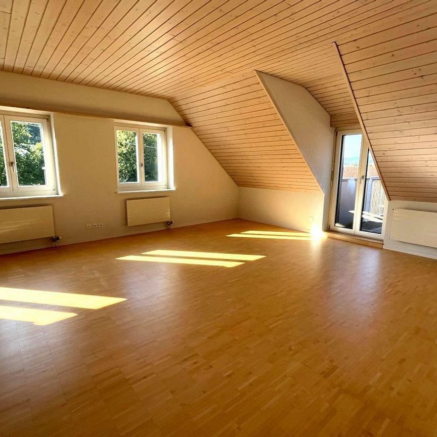 Generous 3 1/2 room penthouse apartment with renovated bathroom - Photo 1