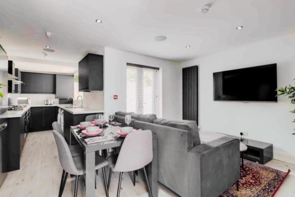 6 Beds 3 Baths - Photo 1