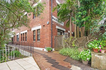 Charming art deco apartment with private access to garden courtyard - Photo 4