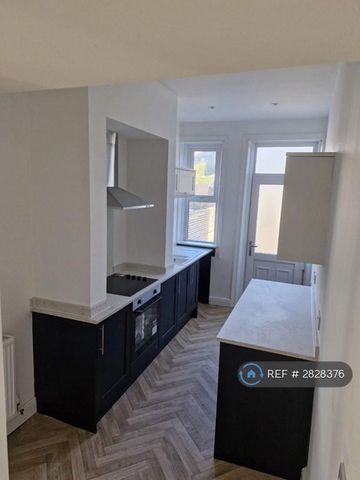 4 bedroom terraced house to rent - Photo 2