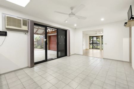 WELL-MAINTAINED HOME IN THE HEART OF WERRIBEE - Photo 2