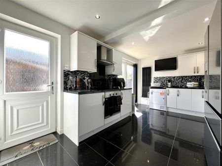 3 bedroom detached house to rent - Photo 3