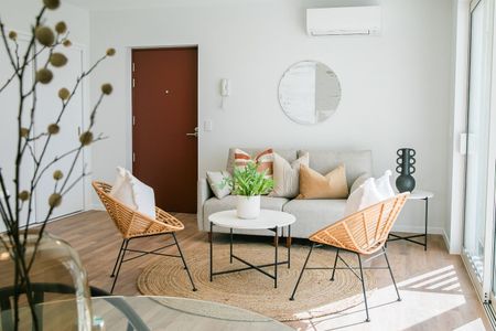 Cute, Light 2 bedroom 2 bathroom Apartment - Photo 4