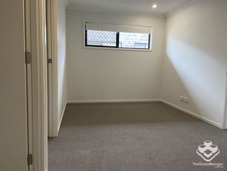 3 BEDROOM TOWNHOUSE - Double Garage, Air Cons, Pets Welcome - Photo 5