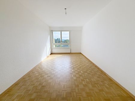 Appartement spacieux de 5 pièces, entièrement rénové, avec en sus un parking intérieur à CHF 200.- /mois. - Foto 2
