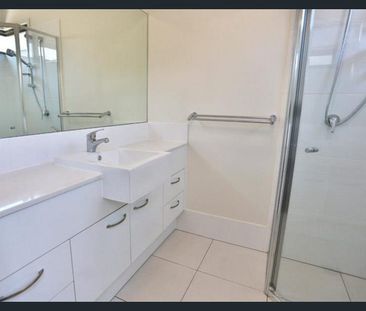 Spacious 3 Bedroom Townhouse in Brighton - Photo 4