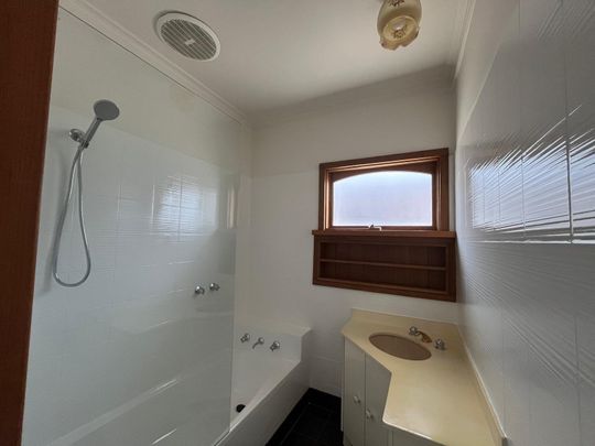 Spacious Two-Bedroom Home with Two Generous Living Areas in Blackburn South - Photo 1