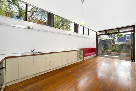 Stylish & Spacious Terrace in Prime Newtown Location - Photo 3