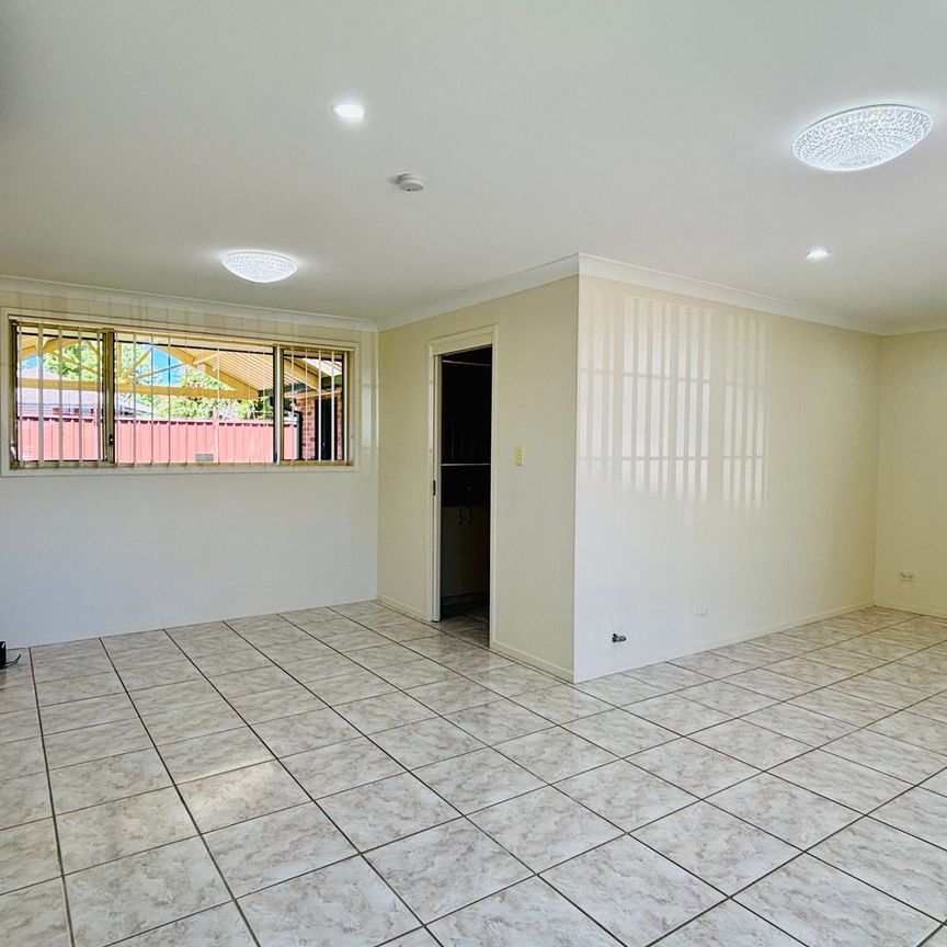 Walk to railway station - Photo 1