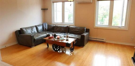 MUST SEE OVER 700 SQ FT 1 BED ON SUBWAY LINE PARKING ICNLD - Photo 2