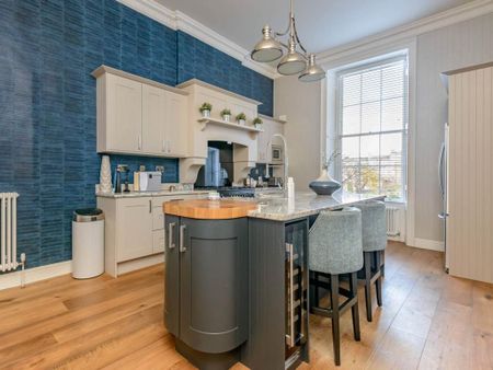 4 bedroom flat to rent - Photo 2