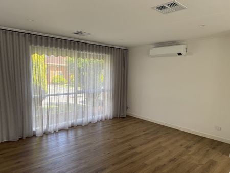 Modern Two Bedroom Freestanding Unit with Spacious Courtyard - Photo 2