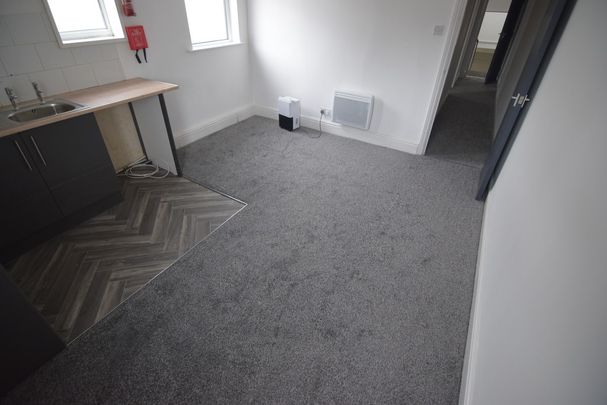 To Let 1 Bed Apartment - Photo 1