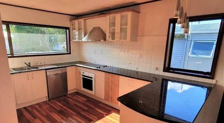 4 bedrooms home opposite the Westlake school !!! - Photo 3