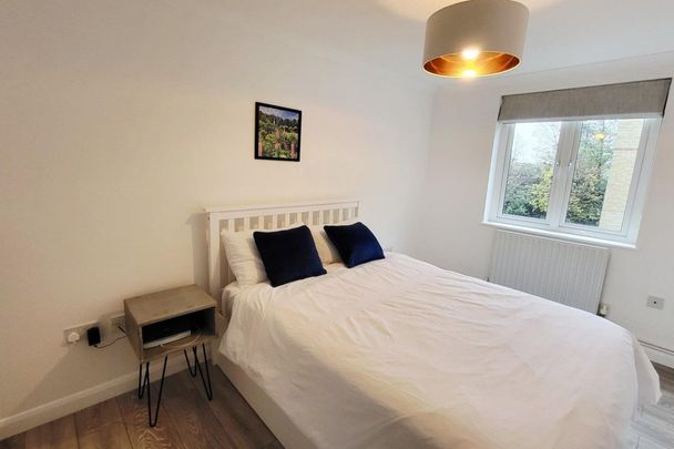 Caledonian Road, LONDON - Photo 1