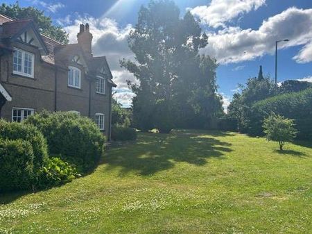 We are delighted to present this three bedroom detached farmhouse situated within the sought after village of Kelham. The property is situated near the A1 with - Photo 2