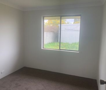 FAMILY HOME WITH LARGE YARD & SHED - Photo 4