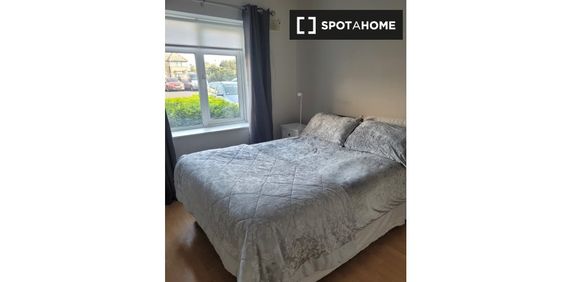 Room for rent in 2-bedroom house in Ballycullen, Dublin - Photo 2
